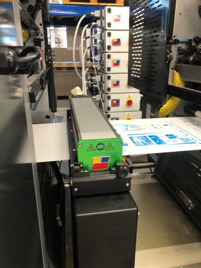 Per una semi-rotativa offset e flexo WANJIE modello WJPS450, fornita da BAMA, la UV Ray ha installato una soluzione a LED