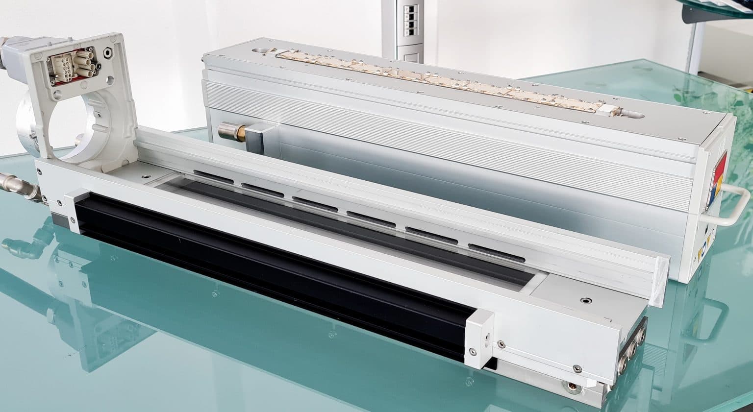 Atom LED reflector with hybrid technology and water-cooled base to keep substrate temperatures under control at all times